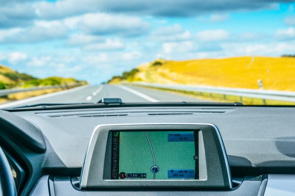 Navigationsgerät im Auto