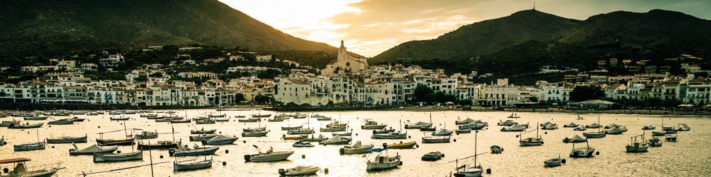 Cadaqués in der Nähe von Empuriabrava beim Sonnenuntergang
