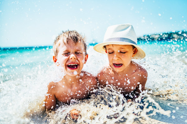 Kinder im Wasser - Familienurlaub auf den Balearen