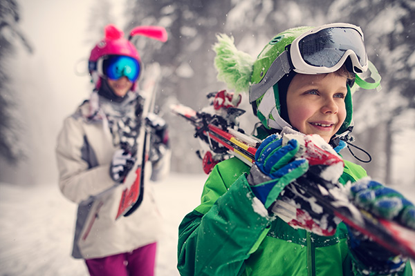 Kindern mit Skiern in Tirol - Skifahren zu Ostern