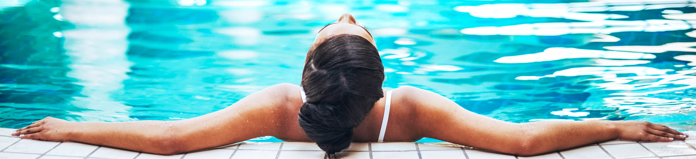 Frau im Pool entspannt im Ostseeheilbad