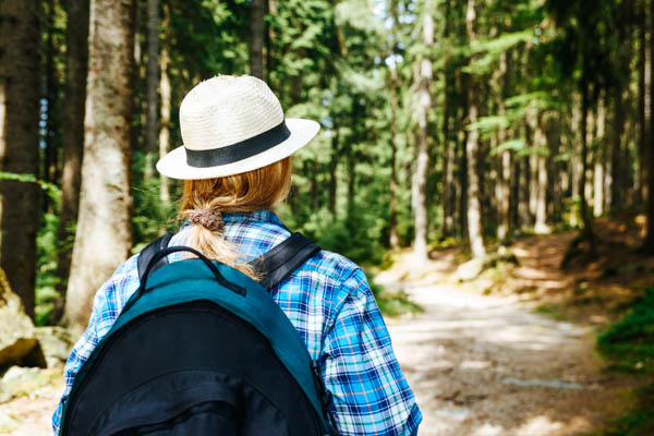 Frau wandert im Bayerischen Wald