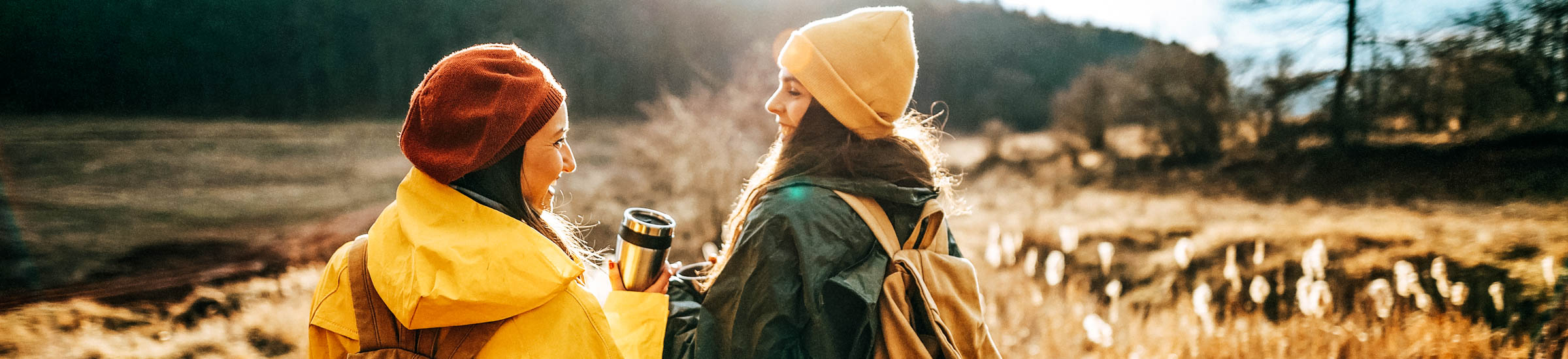 Zwei junge Frauen wandern durch Naturlandschaften – Umweltfreundlich reisen