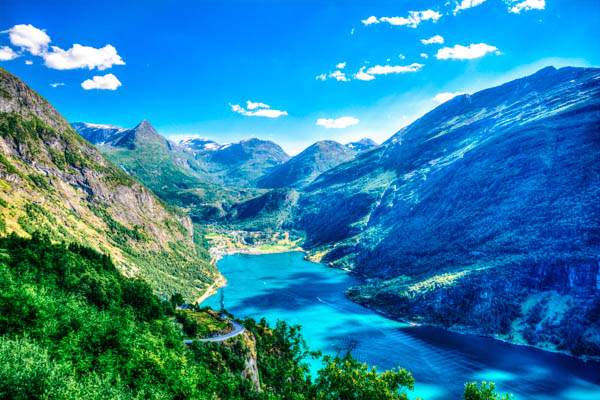 Blick auf den Geirangerfjord aus der Vogelperspektive