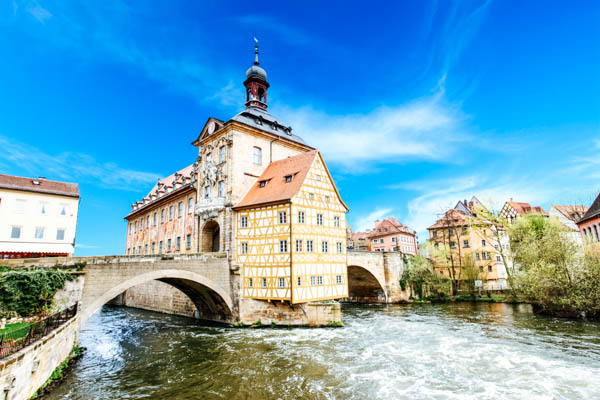 Blick auf die Stadthalle und Brücken über den Fluss in Bamberg
