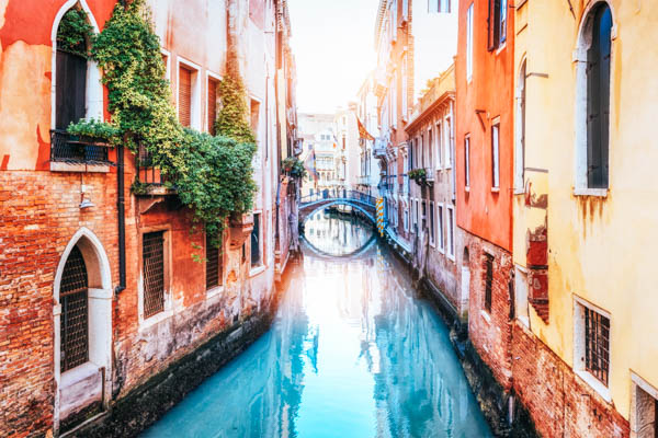 Kanal mit farbigen Häusern auf beiden Seiten in Venedig
