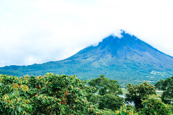 Blick auf die Berge und den Regenwald auf Costa Rica