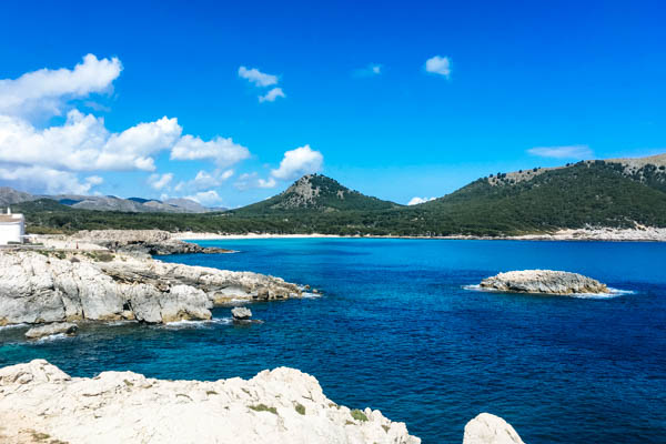 Meer und Felsküste auf Mallorca