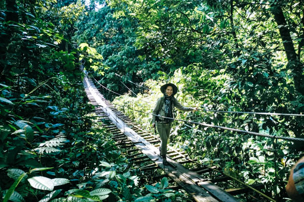 Junge Frau auf einer Hängebrücke auf Sumatra