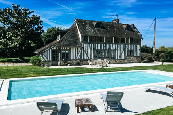 Außenansicht mit Pool und Liegewiese im Ferienhaus Deauville
