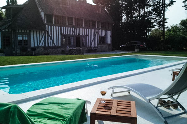 Pool und Liegewiese im Ferienhaus Deauville