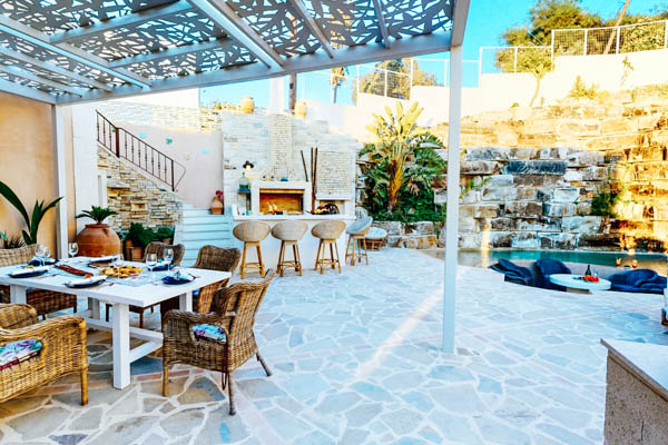 Außenfläche mit Esstisch, Bar und Pool im Ferienhaus Onar