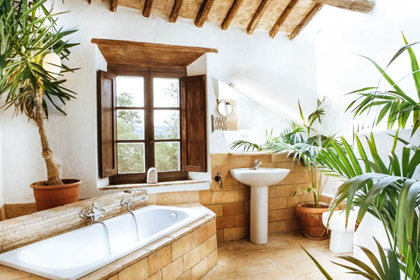 Badezimmer mit Palmen im Ferienhaus Santa Croce – Poolhäuser im Süden