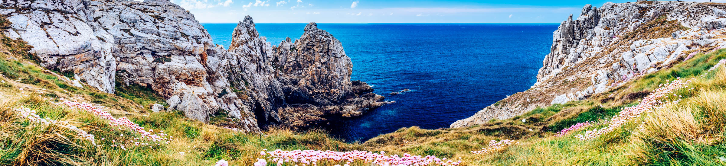 Blicks aufs Meer an der Pointe du Pen-Hir in der Bretagne