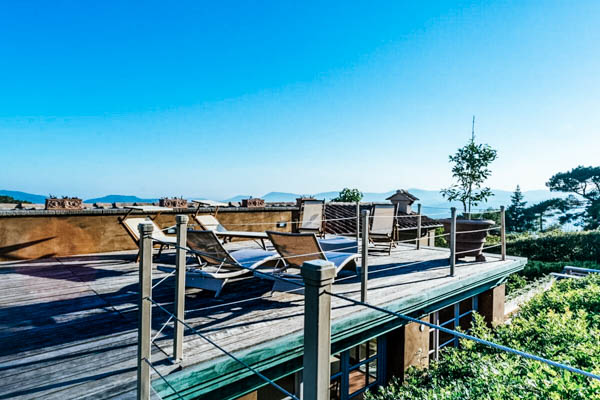 Terrasse mit Bergen im Hintergrund in der Villa Relais Ponzano