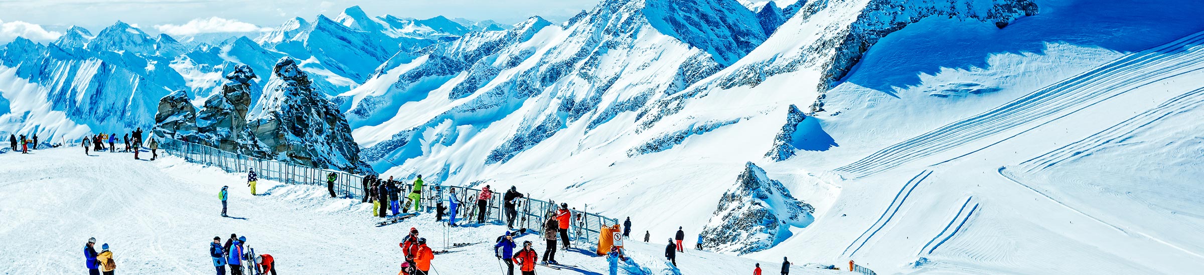 Skifahrer im Skiurlaub in Österreich