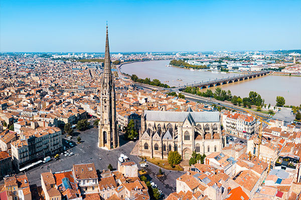 Kirchturm und Fluss in Bordeaux