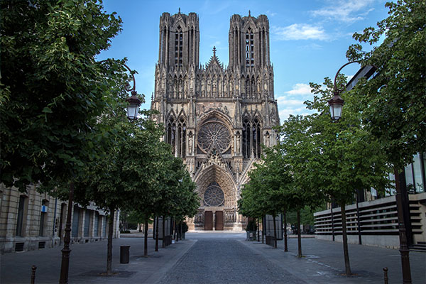 Historische Kathedrale hinter Baumallee in Reims
