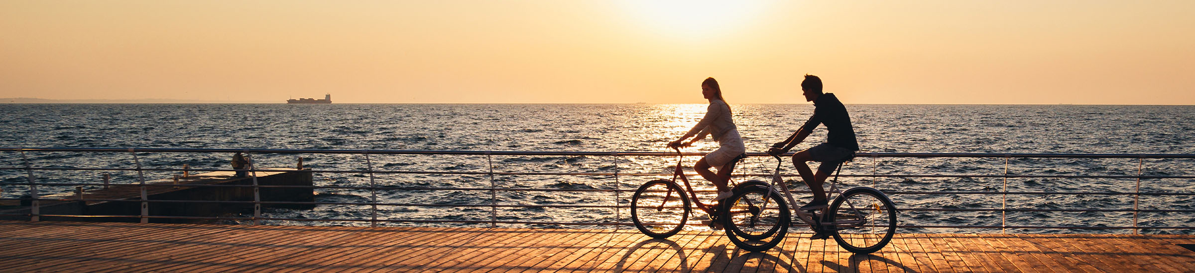 Mann und Frau beim Radfahren am Wasser