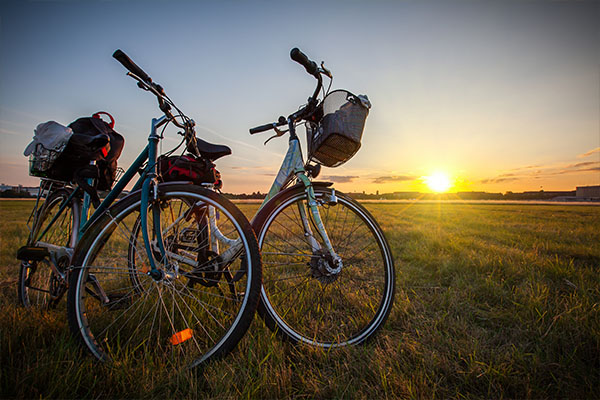Fahrräder auf einer Wiese mit Sonnenuntergang