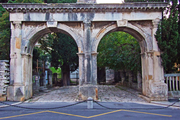 Porta Gemina ist eines der Stadtore