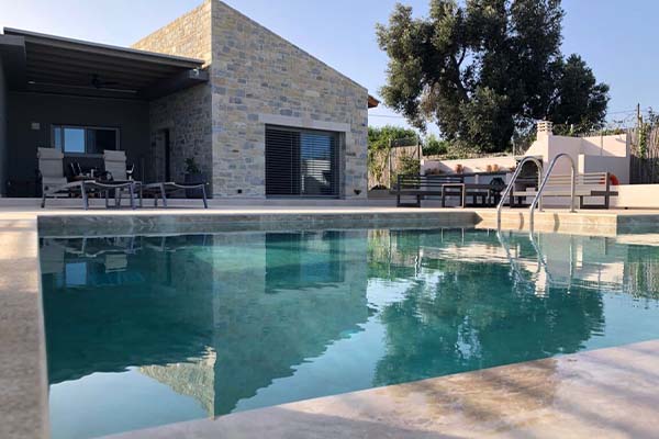 Blick auf den Pool und Außenbereich des Ferienhauses Spiti Karma im Süden von Kreta