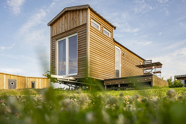 Tiny Haus aus Holz mit großen Fenstern