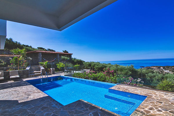 Blick auf den Pool und auf's Meer in der Villa Eileen im Südosten von Kreta