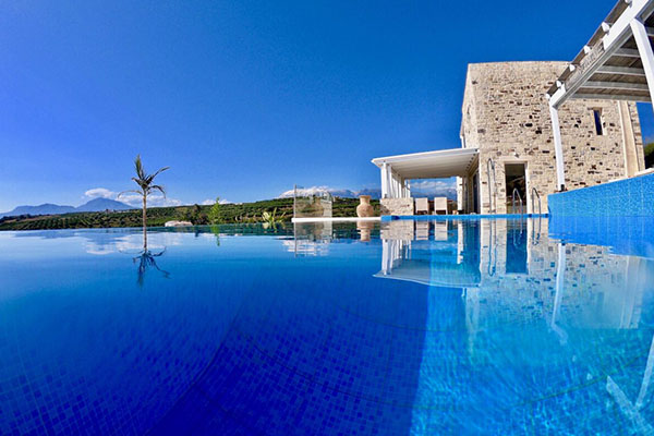 Infinity-Pool mit Blick auf das Ferienhaus "Villa Inia" im Süden von Kreta