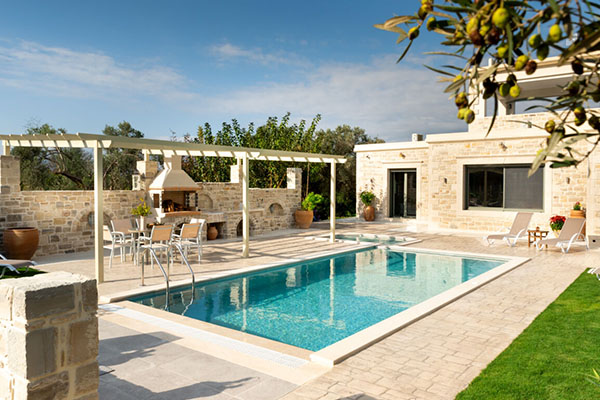 Blick auf die Terrasse und den Pool in der Villa Olitrus im Süden von Kreta