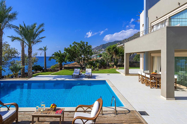 Blick auf Pool, Terrasse und Meer im Ferienhaus "Villa Southcrete"