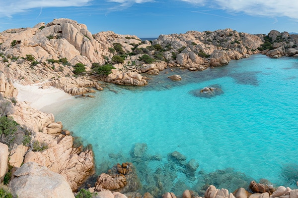 Türkisblaues Wasser mut Bucht und Felsen