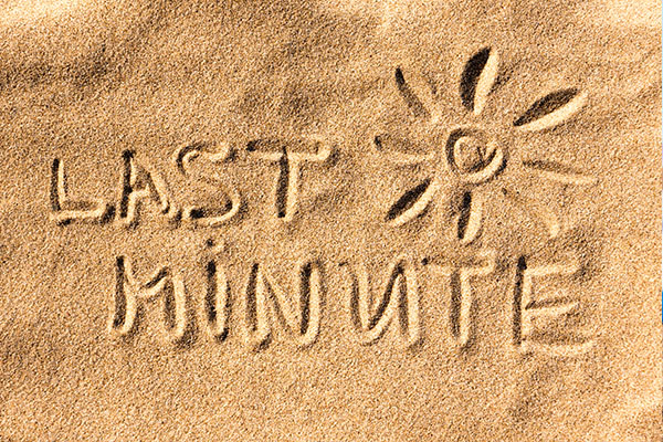 Schriftzug im Sand mit Sonne