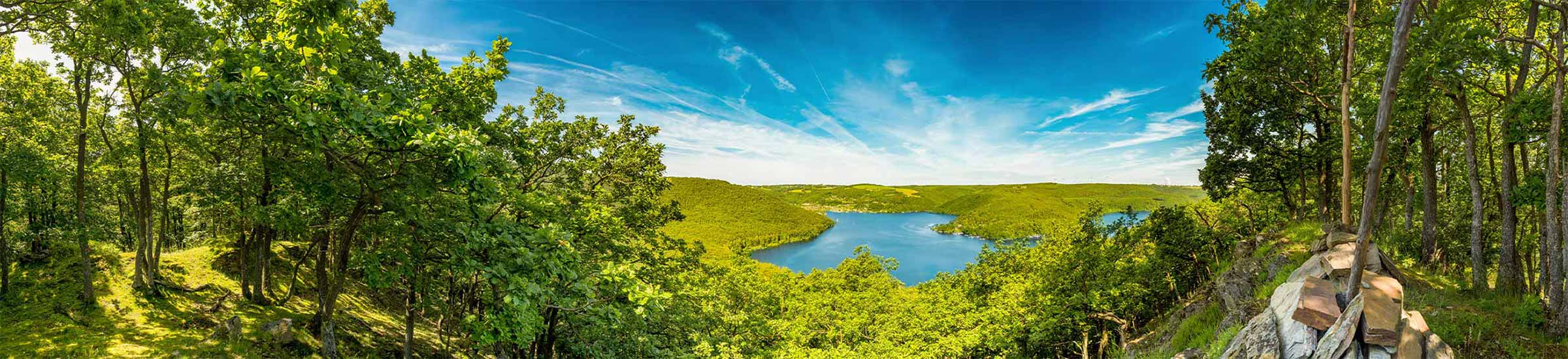 Panoramablick über den Rursee in der Eifel