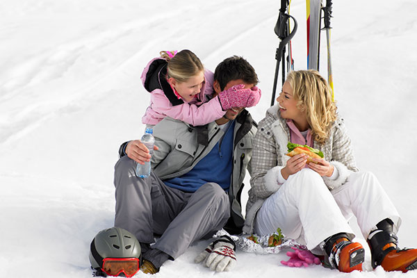 Familie im Schnee beim Skifahren