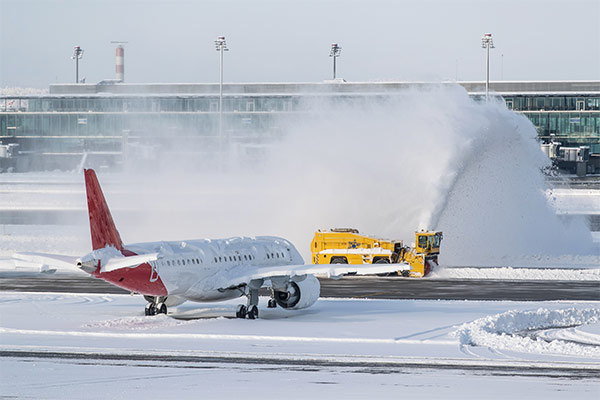 Flugzeug im Schnee - es droht ein Flugausfall
