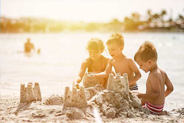 Kinder bauen Sandburgen am Strand von Zeeuws-Vlaanderen