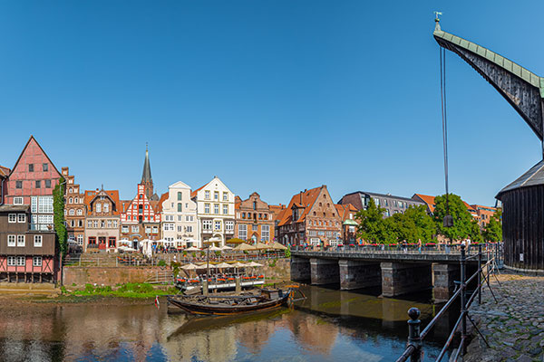 Fluss mit Stintmarkt und altem Kahn in Lüneburg