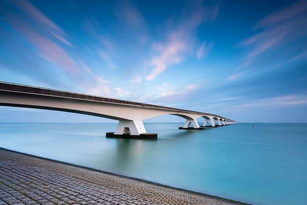 Brücke von Zeeland über Wasser