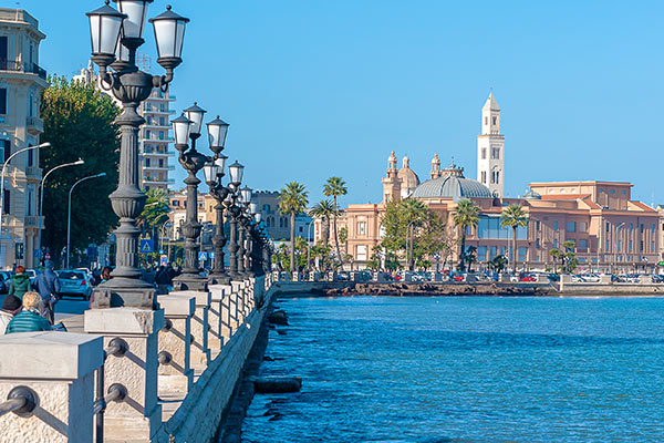Die schöne Promenade am Meer in goldenes Licht getaucht in Bari