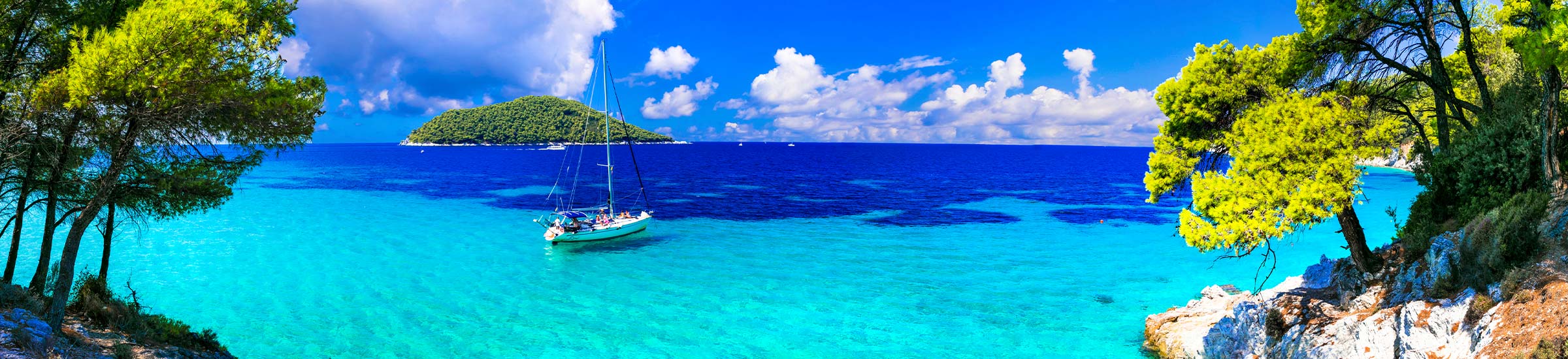 Griechische Inseln mit Ausblick auf das blaue Meer