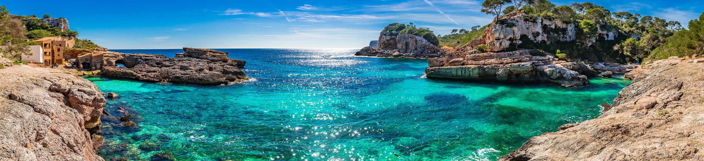 Bucht auf Mallorca mit Blick auf das türkisblaue Mittelmeer