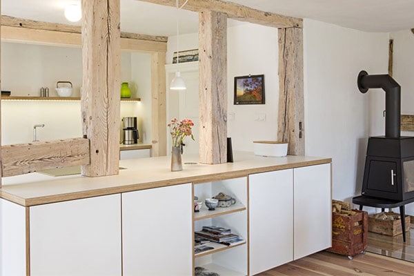 Küche mit alten Holzbalken im Ferienhaus "Altes Schifferhaus" in Wieck