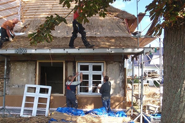 Mehrere Menschen bei der Renovierung des Ferienhauses "Altes Schifferhaus"