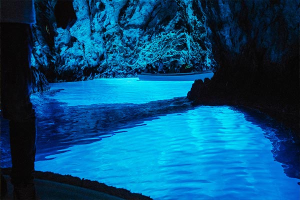 Blaue Grotte von Bisevo vor der Insel Vis in Dalmatien