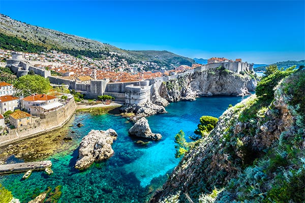 Blick auf die Altstadt von Dubrovnik in Dalmatien mit Wasser im Vordergrund