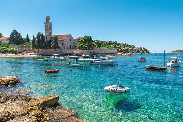 Franziskanerkloster auf der Insel Hvar in Dalmatien vor dem Meer mit kleinen Booten