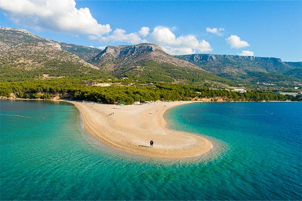 Blick auf den Strand Zlatni Rat auf der Inseln Brac in Dalmatien, Kroatien