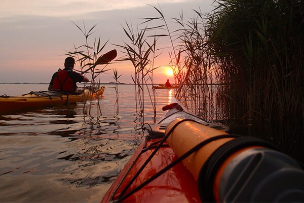 3 Kajaks im Sonnenuntergang im Meer vorm Fischland-Darß-Zingst
