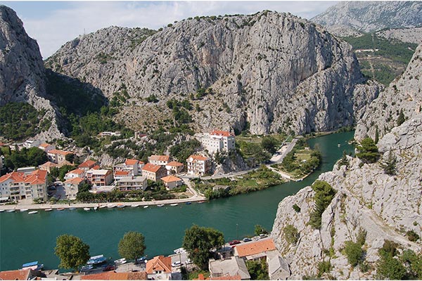 Blick auf die Stadt Omis mit der Mündung des Flusses Cetina und Bergen